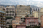 Монако - дома врезаны в горы и почти нависают друг над другом.