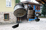 Копривщинские антиквары с большим удовольствием расскажут историю своей деревни и покажут старинные вещицы.