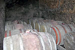 В подвале второго уровня на глубине свыше 30 метров в дубовых бочках хранится вино особой выдержки и для особых гостей.