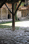 Внутренний двор Роженского монастыря – дальше шуметь, снимать и быть безбожником не рекомендуется, да и не хочется.