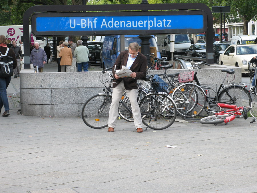 Западный Берлин. Вход из станции метро Аденауэрплац. В Берлине на велосипедах ездят и в костюмах, и на каблуках, и на работу и на свидания.