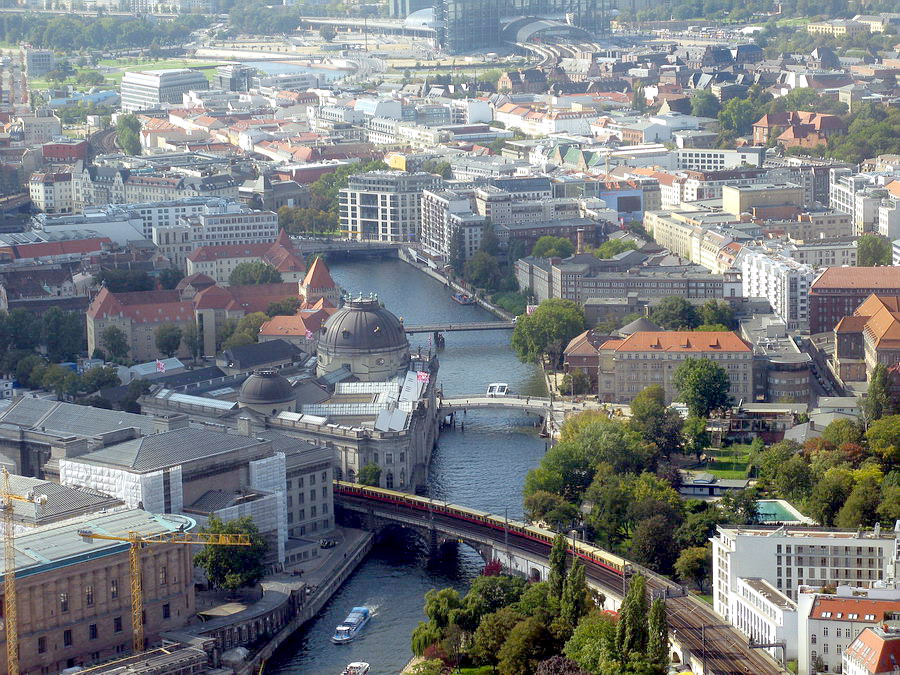 Восточный Берлин. Вид с телевизионной башни «Fernsehturm» с высоты чуть более 200 метров. Вид на реку Шпрея.