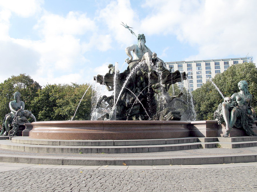  .    Brunnen von Vkerfreundschaft.