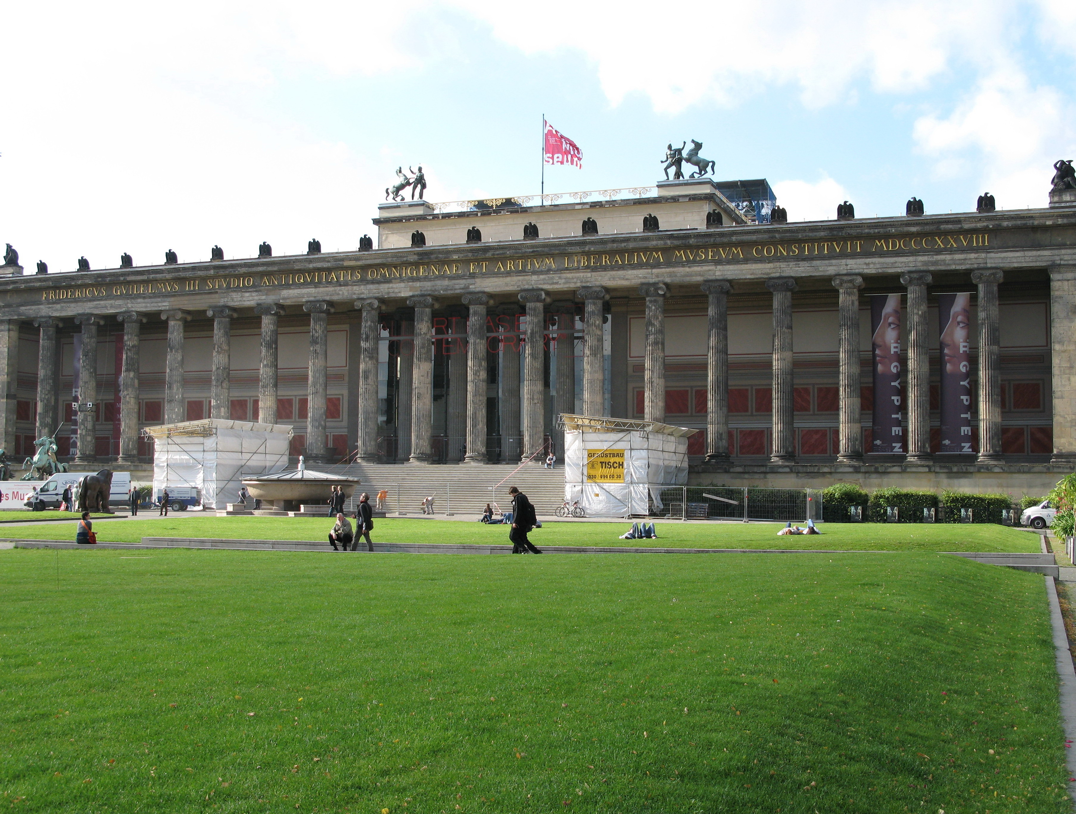 Восточный Берлин. Университет имени Гумбольдта «Humboldt-Universitat», здание «Zeug-haus», в котором сейчас находится Музей немецкой истории.