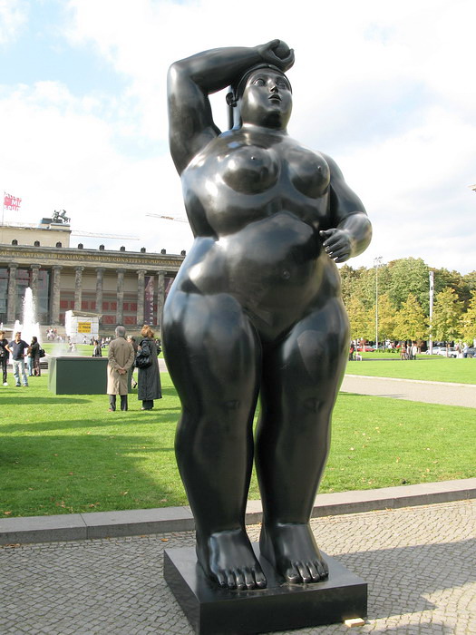 Восточный Берлин. Парк «Lustgarten». Образчики современного искусства. Женщина. Металл.