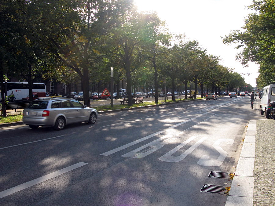 Восточный Берлин. Бульвар «Unter den Linden» - бесконечный бульвар под липами. В XVII веке улица была засажена 2000 тыс. ореховых и липовых деревьев. Во времена Гитлера часть деревьев выкорчевали, чтобы расширить проезд.