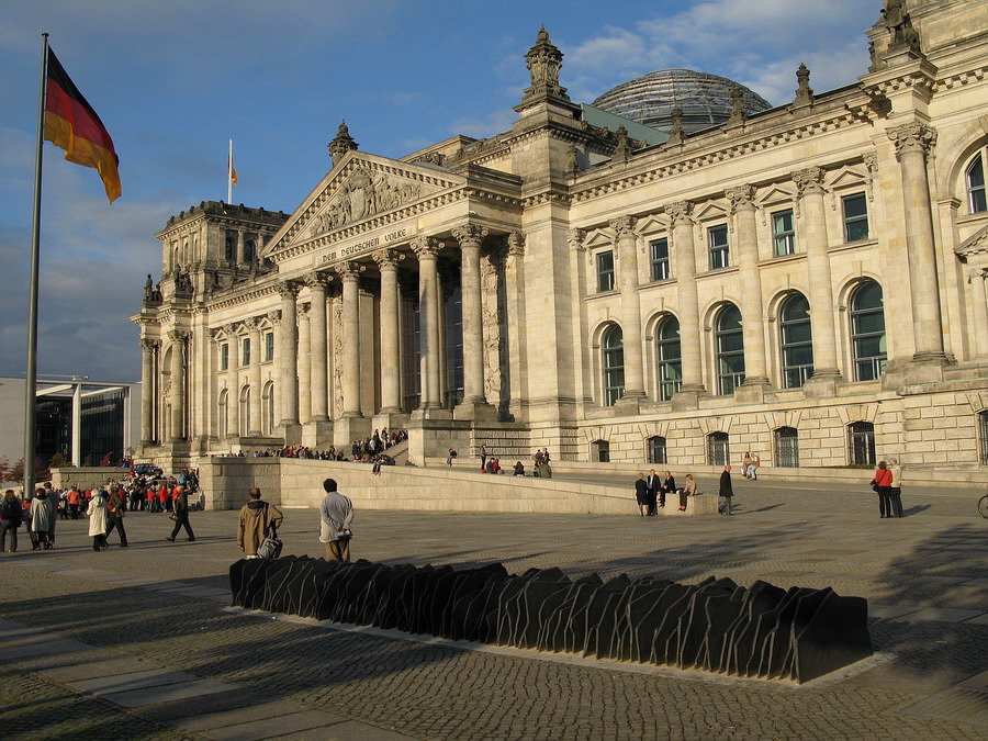Восточный Берлин. Рейхстаг. Стальные плитки – министры немецкого парламента начиная с 1884 года.