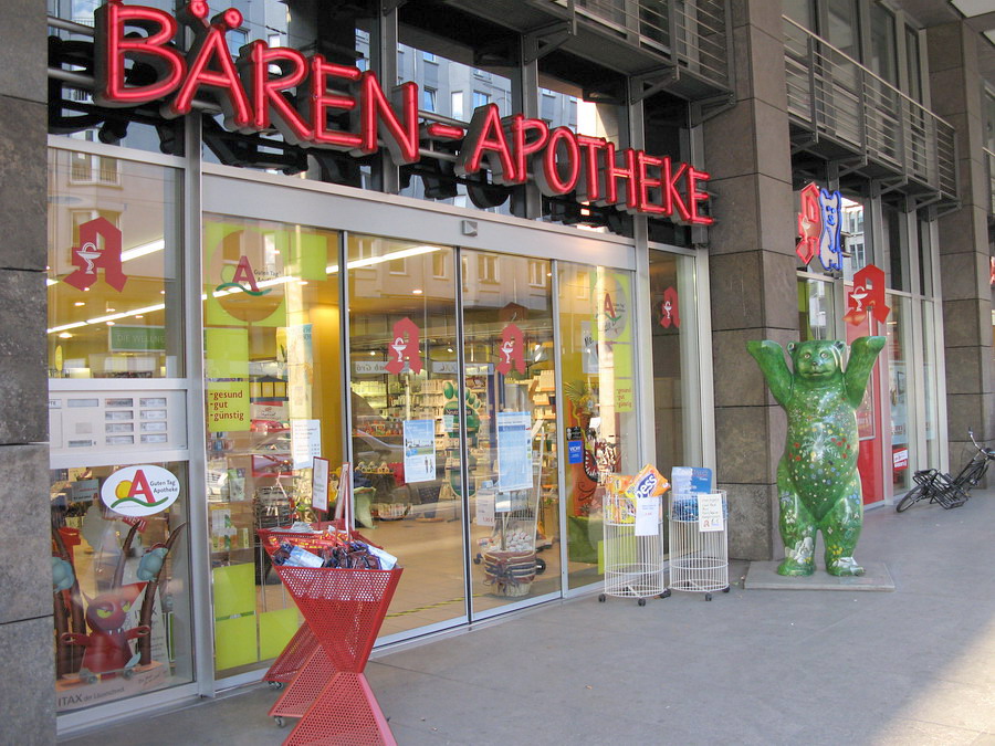 Восточный Берлин. Аптека. В отличие от московских зеленых крестов, берлинские аптеки обозначаются красной буквой «А».