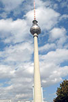 Восточный Берлин. Телевизионная башня «Fernsehturm» высотой 368 метров с кафе и смотровой площадкой в стиле «Седьмое небо» на высоте 203 метра. В вестибюле, на цокольном этаже можно купить любые русские сувениры: матрешки, шапки, фуражки, значки и прочее.