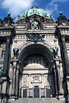 Восточный Берлин. Берлинский собор «Berliner Dom». Собор был возведен в 1894-1905 гг. по приказу Императора Вильгельма II и служил дворовой церковью представителям династии Гогенцоллернов. В соборе сохранились саркофаги курфюрстов династии Гогенцоллернов.