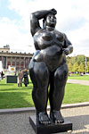 Восточный Берлин. Парк «Lustgarten». Образчики современного искусства. Женщина. Металл.