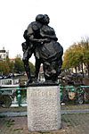 Памятник Гербранду Адриансу Бредеро - величайшему голландскому драматургу и поэту. Голландский Шекспир, с той лишь особенностью, что Бредеро писал более веселые и доступные всем произведения.