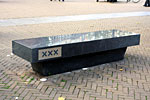 Мраморная скамья с символом Амстердама. Символ города любим и уважаем горожанами, поэтому встречается по-всюду.