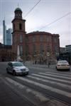 Самая традиционная европейская церковная постройка на фоне самого высокого здания в Европе.